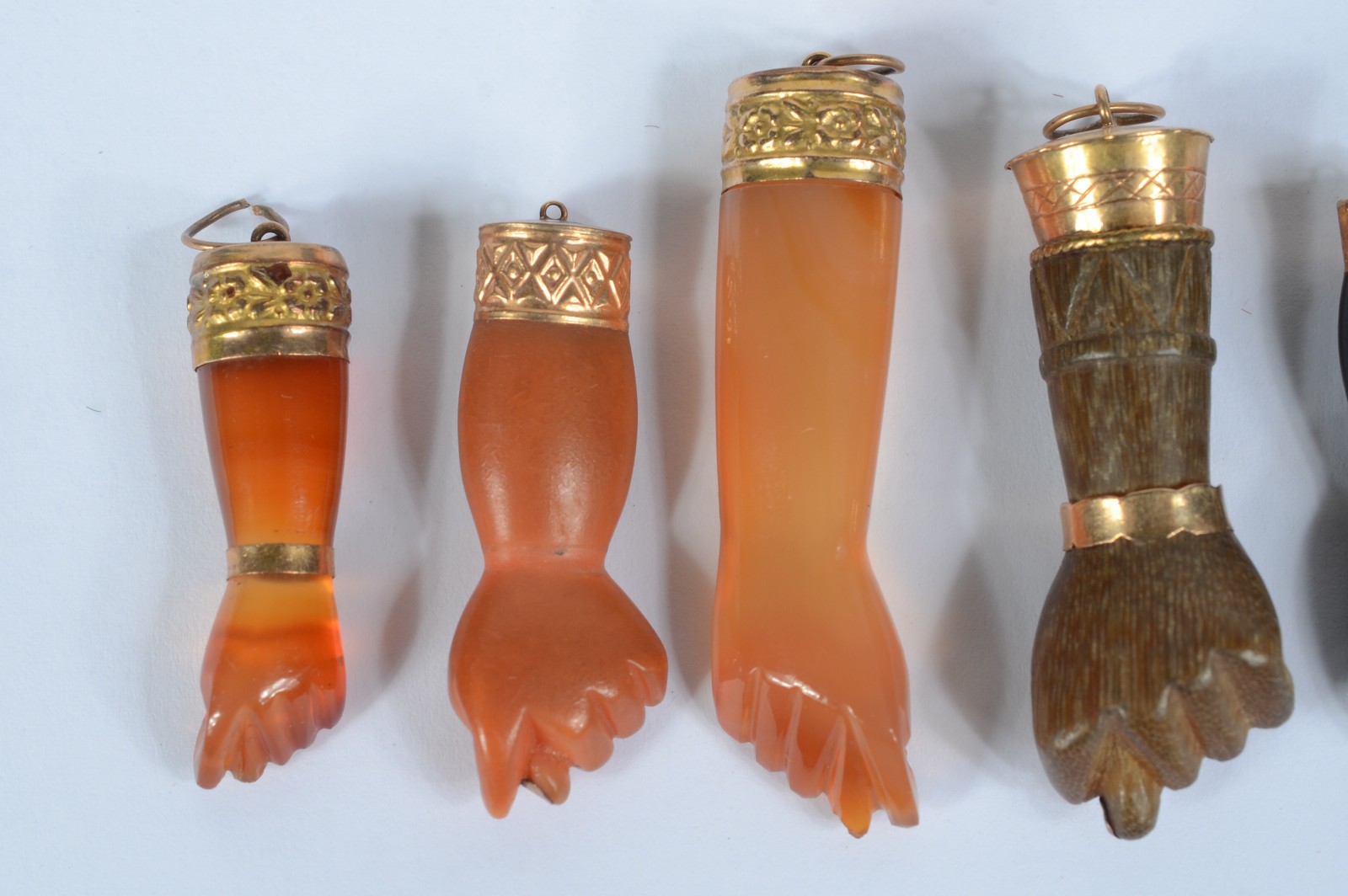 Coleção com 6 figas com detalhes em ouro baixo, ditas "jóias de... - foto 2 de 8