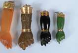 Coleção com 6 figas com detalhes em ouro baixo,... - Coleção com 6 figas com detalhes em ouro baixo, ditas "jóias de crioula", e um pequeno pingente com figura masculina. Total 7 peças. Medida da m...