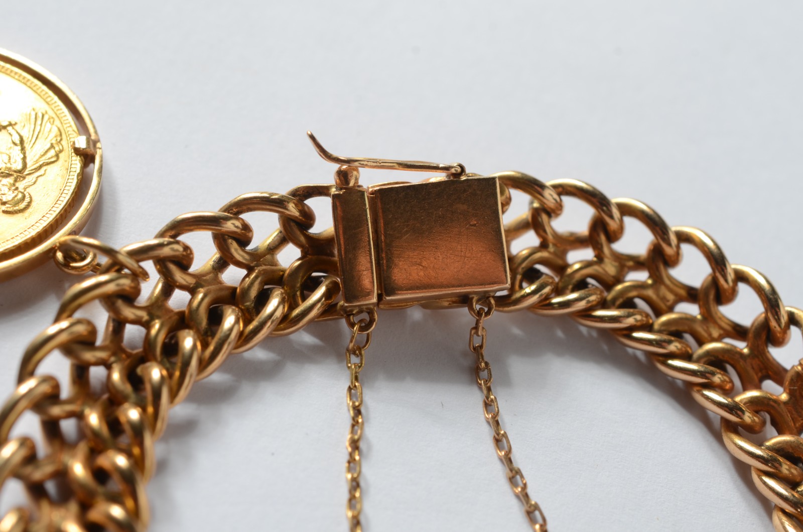 Pulseira de ouro 18k feitio drumete com pingentes de libra. Peso... - foto 6 de 7
