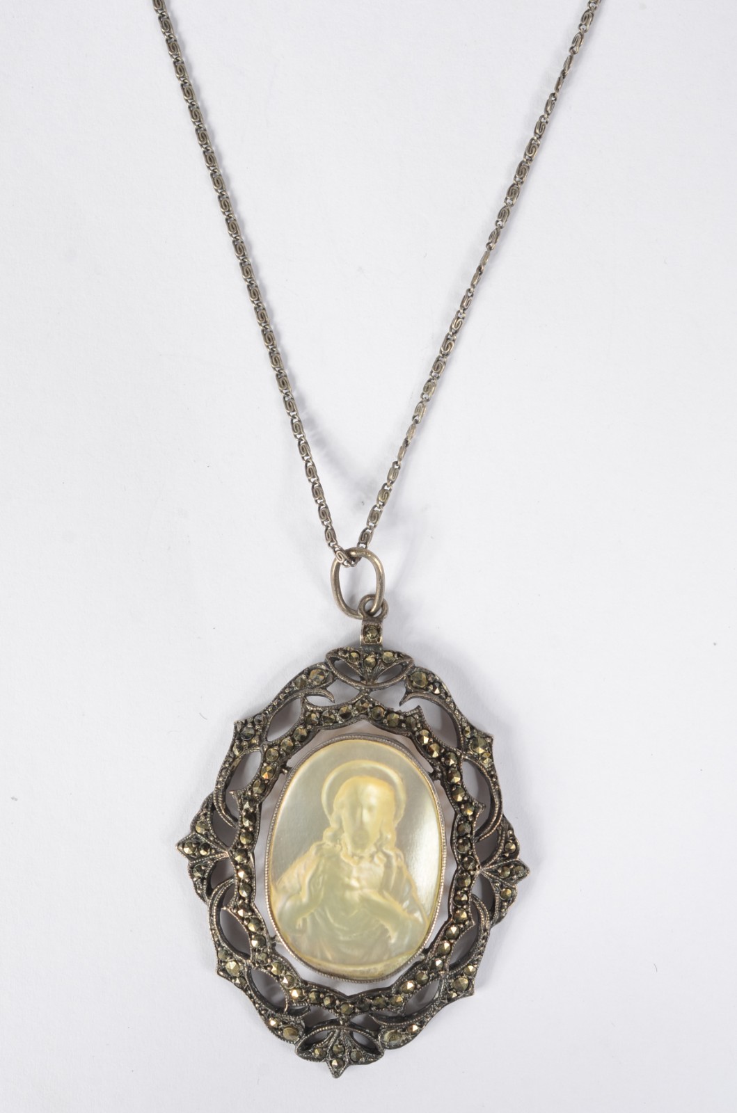 Broche de prata com marcassita representando Sagrado Coração. Peso... - foto 3 de 8