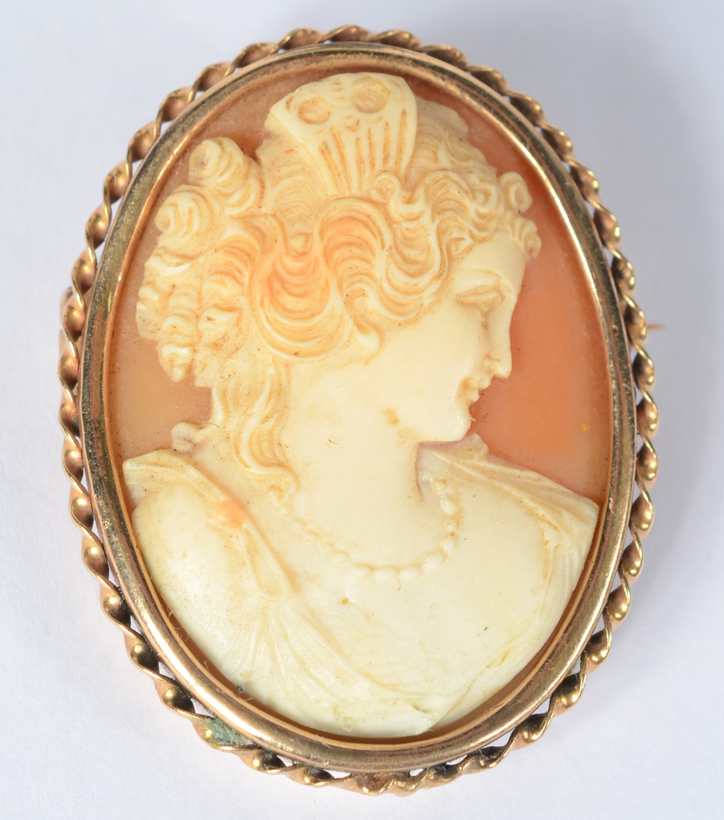 Camafeu de ouro 18k e coral com figura feminina em relevo. Peso total... - foto 1 de 5
