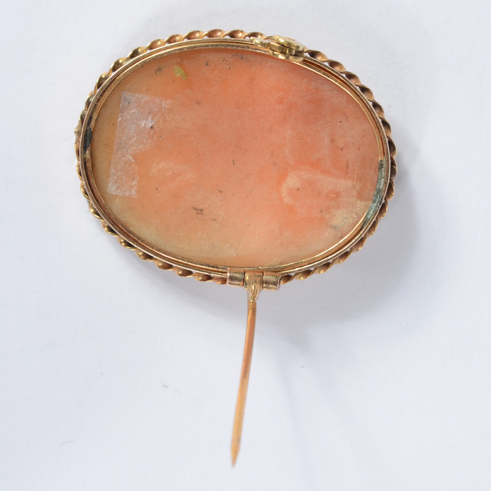 Camafeu de ouro 18k e coral com figura feminina em relevo. Peso total... - foto 4 de 5