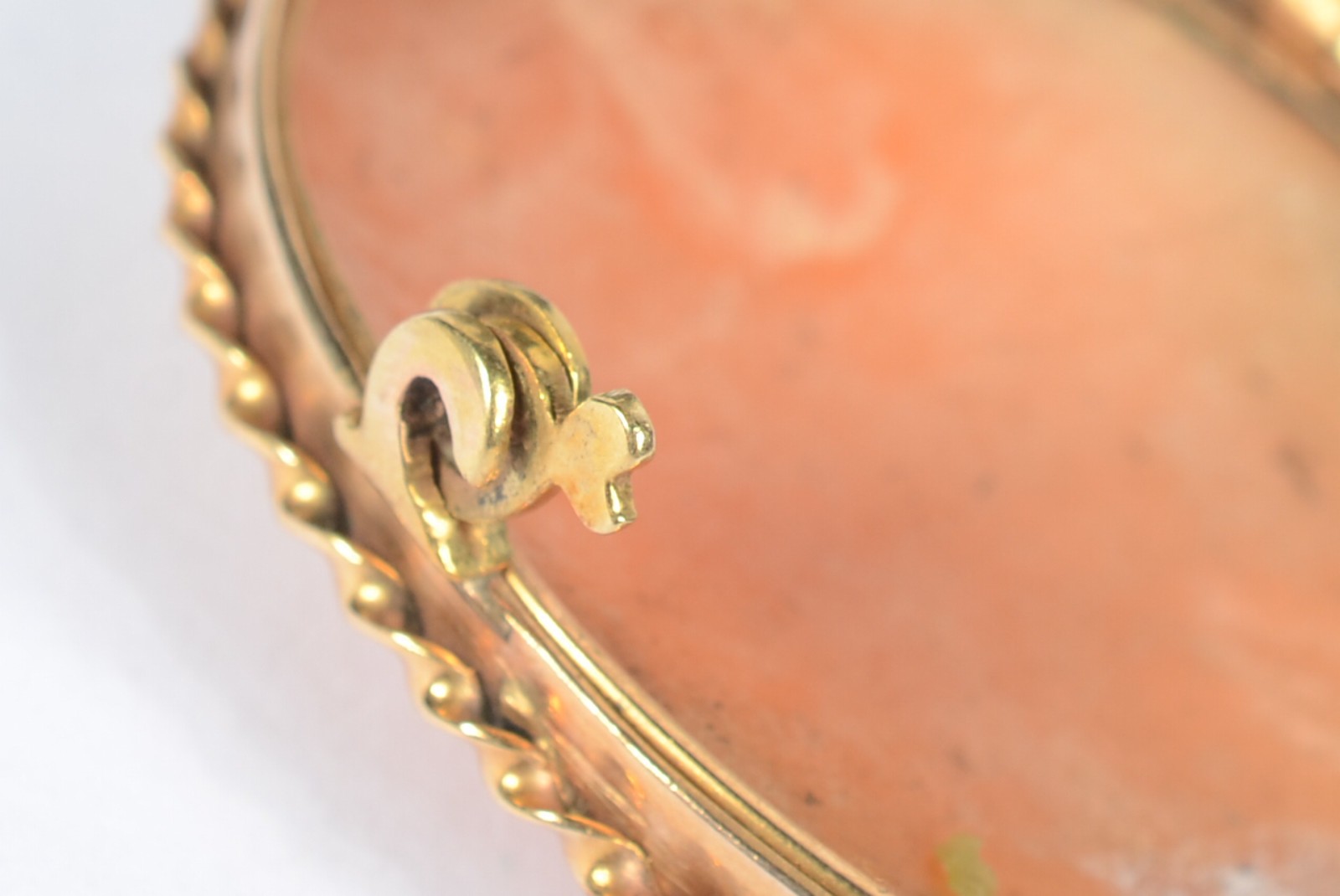Camafeu de ouro 18k e coral com figura feminina em relevo. Peso total... - foto 5 de 5