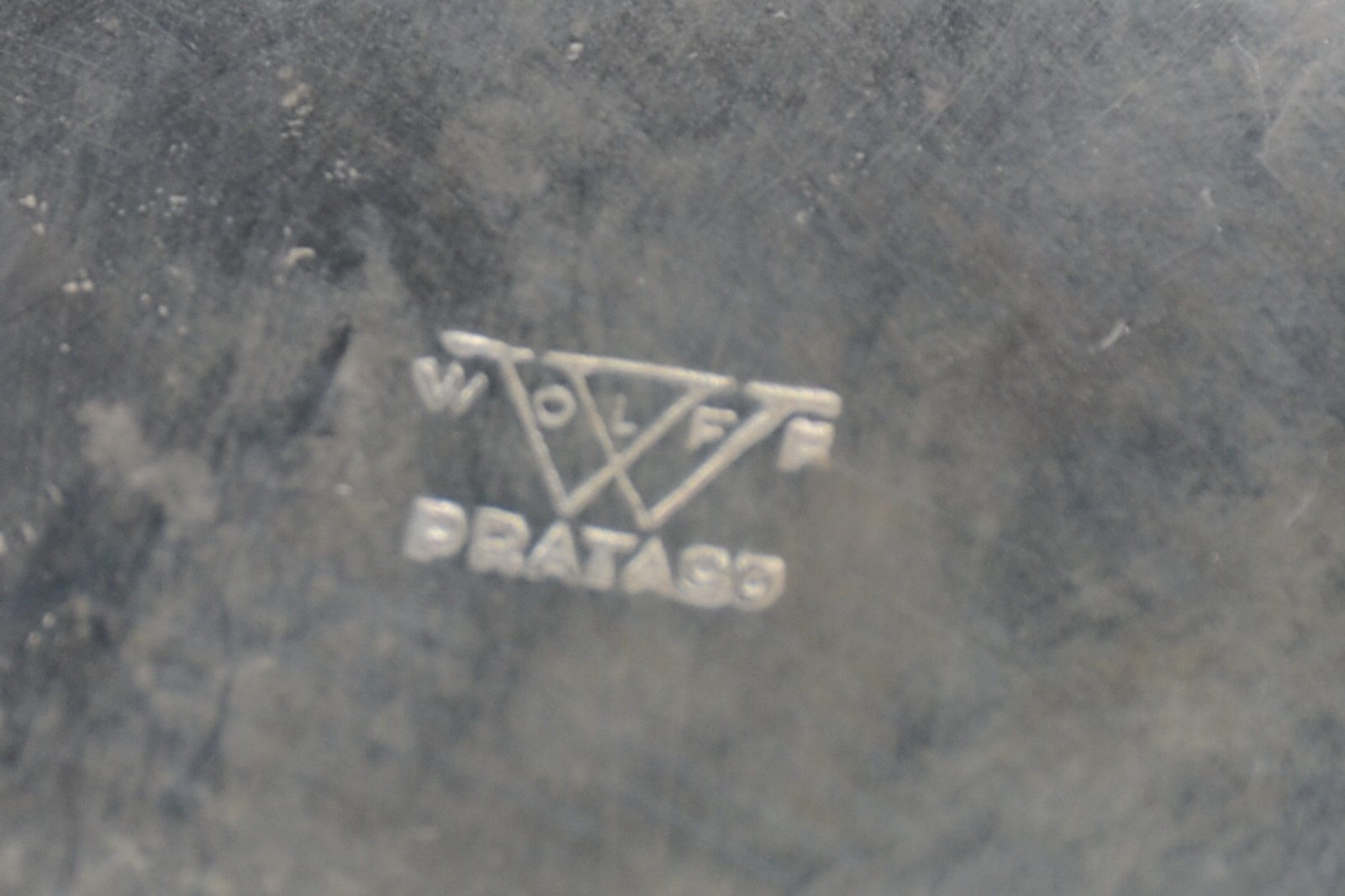 Seis peças diversas de metal prateado, sendo: jarra para água (alt.21... - foto 7 de 11