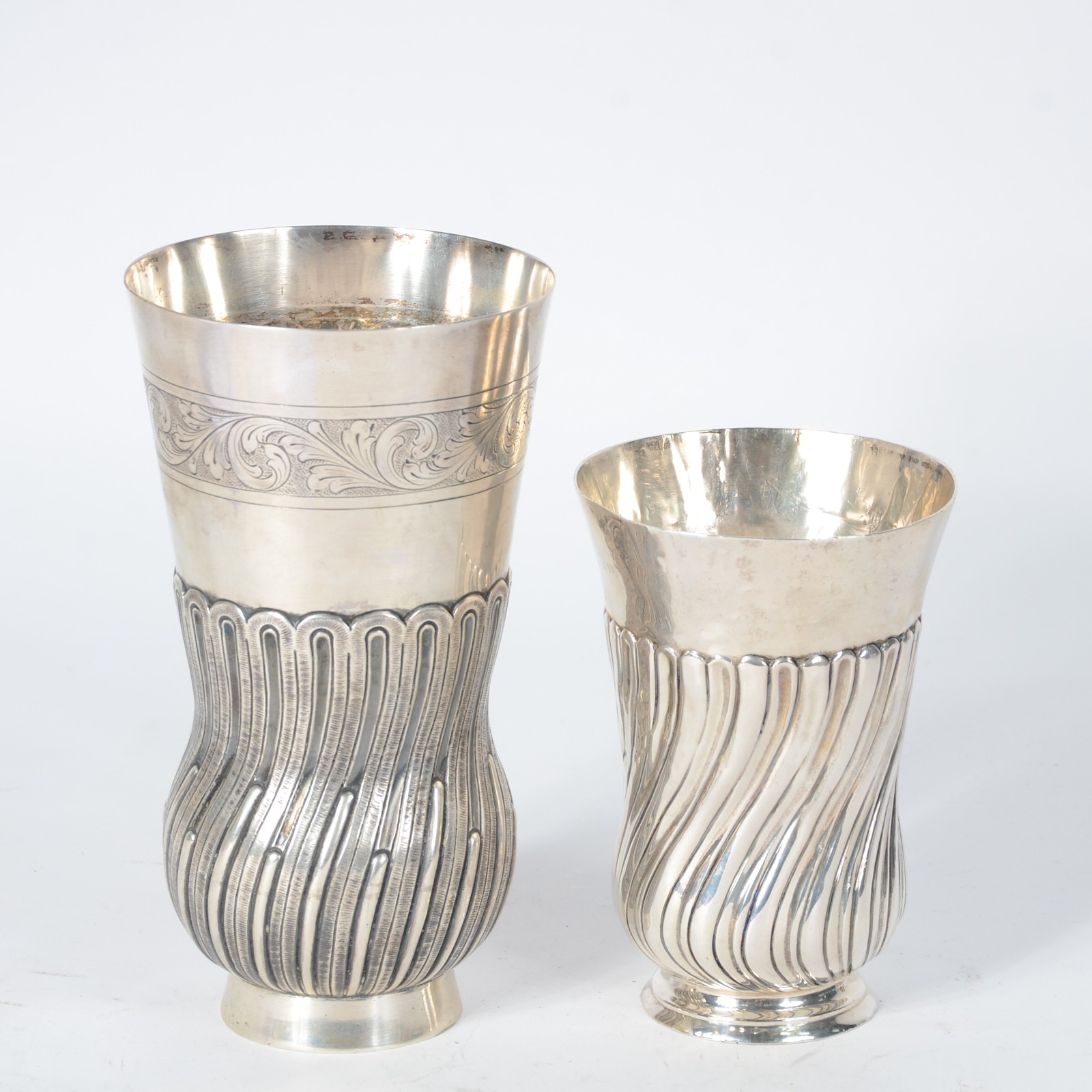 Conjunto de dois vasos de prata de lei 833 mls, bojos com gomos... - foto 1 de 5