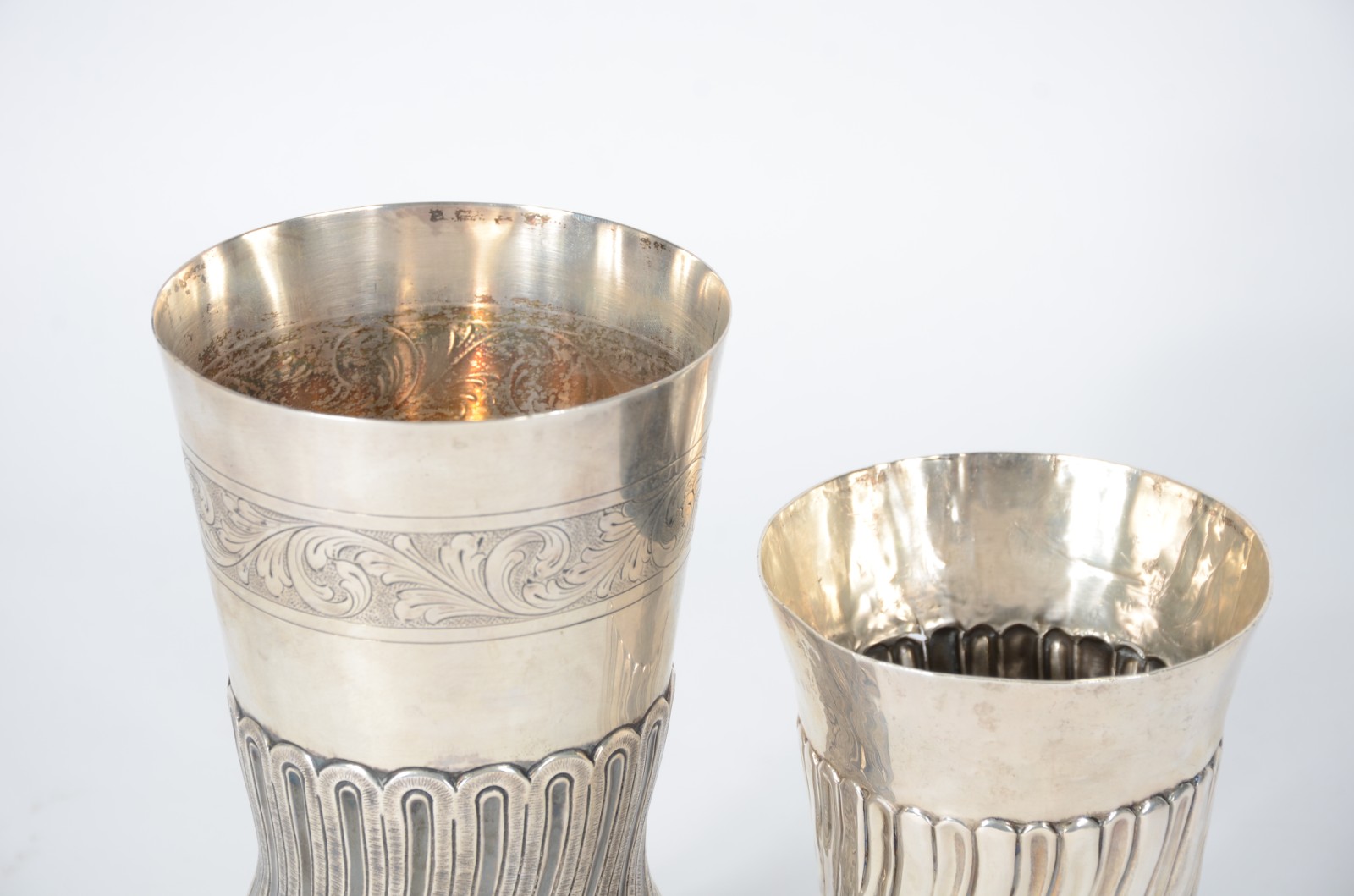Conjunto de dois vasos de prata de lei 833 mls, bojos com gomos... - foto 2 de 5