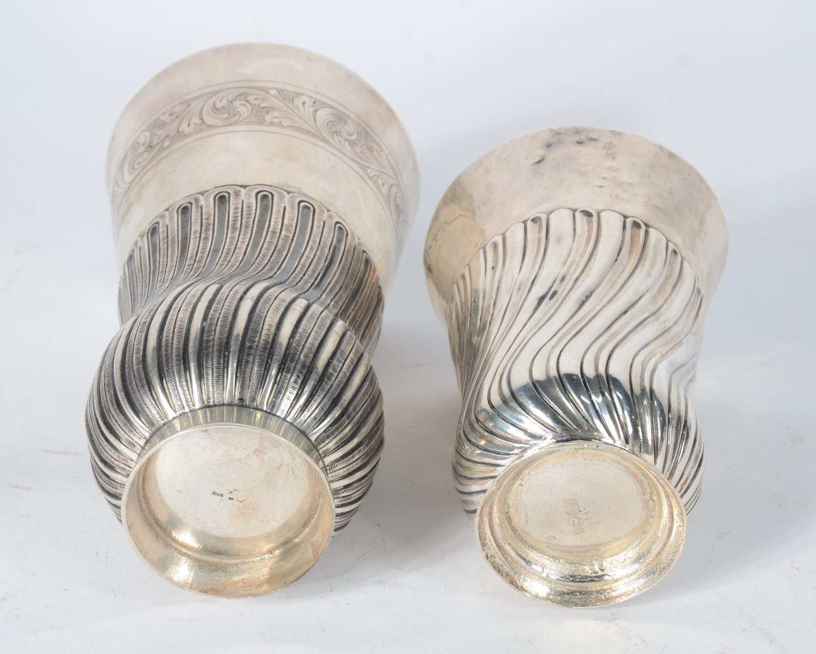 Conjunto de dois vasos de prata de lei 833 mls, bojos com gomos... - foto 3 de 5
