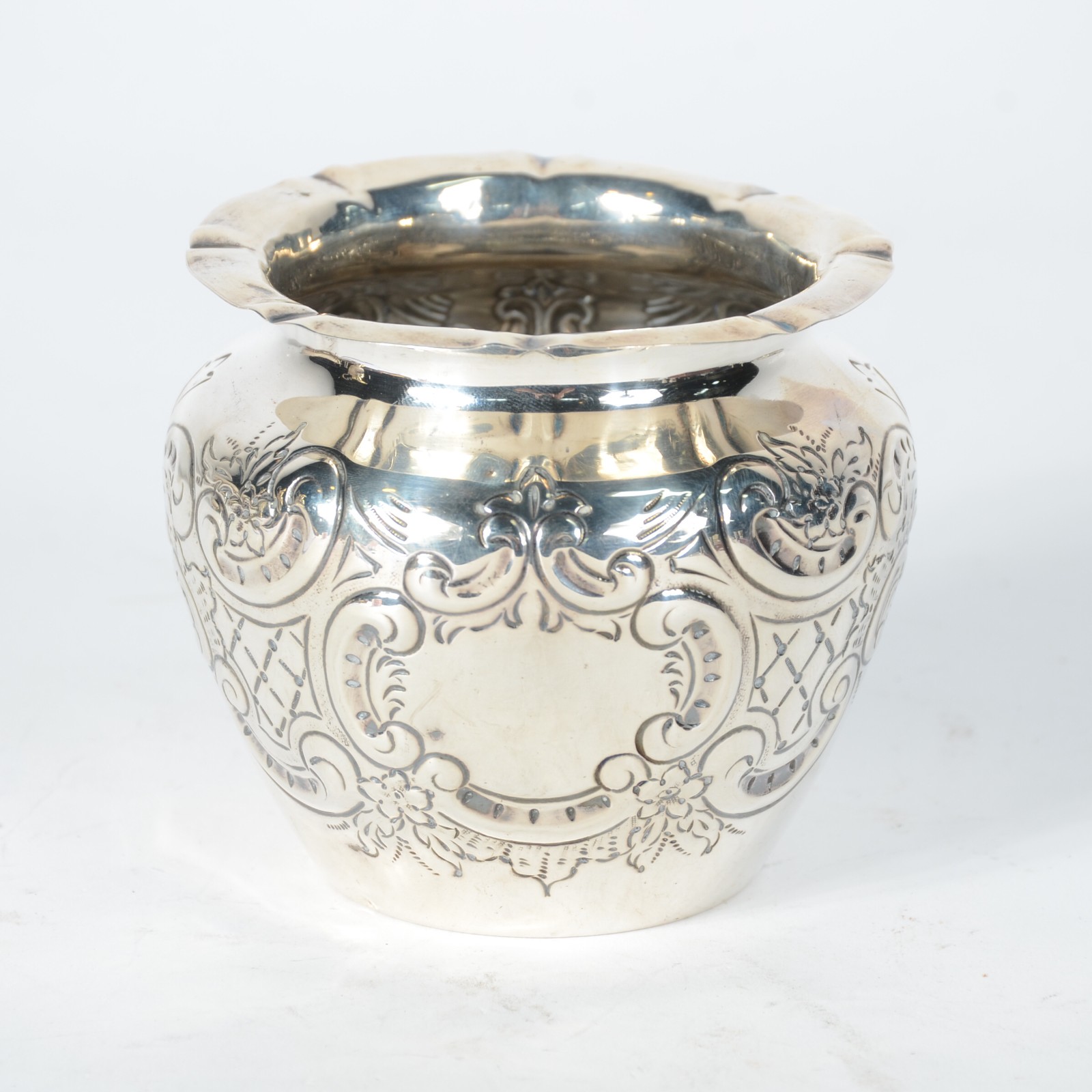 Pequeno vaso em prata inglesa contrastada, trabalhado com cinzelados... - foto 1 de 5