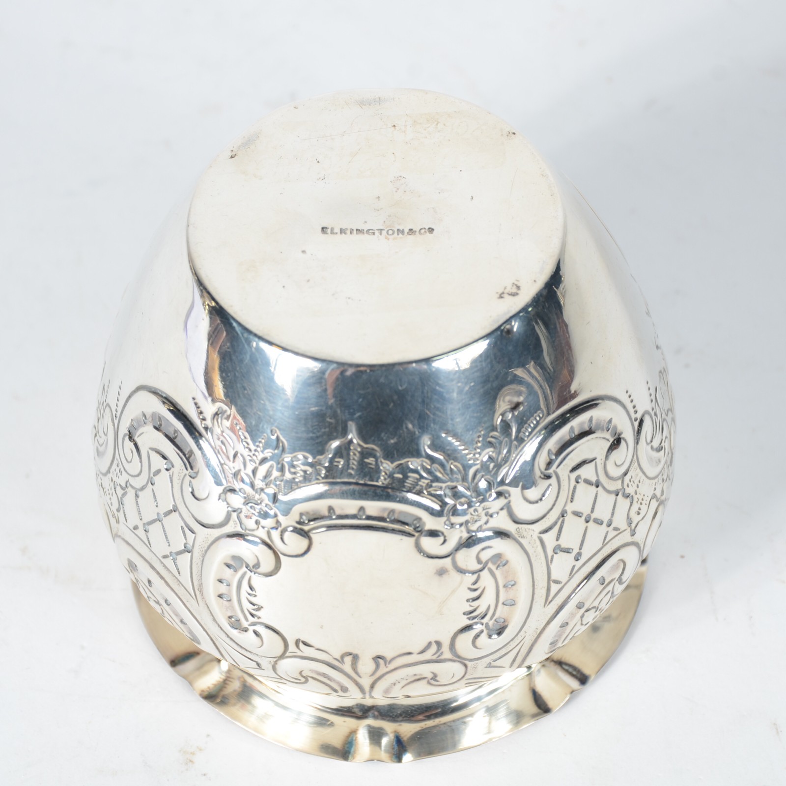 Pequeno vaso em prata inglesa contrastada, trabalhado com cinzelados... - foto 3 de 5