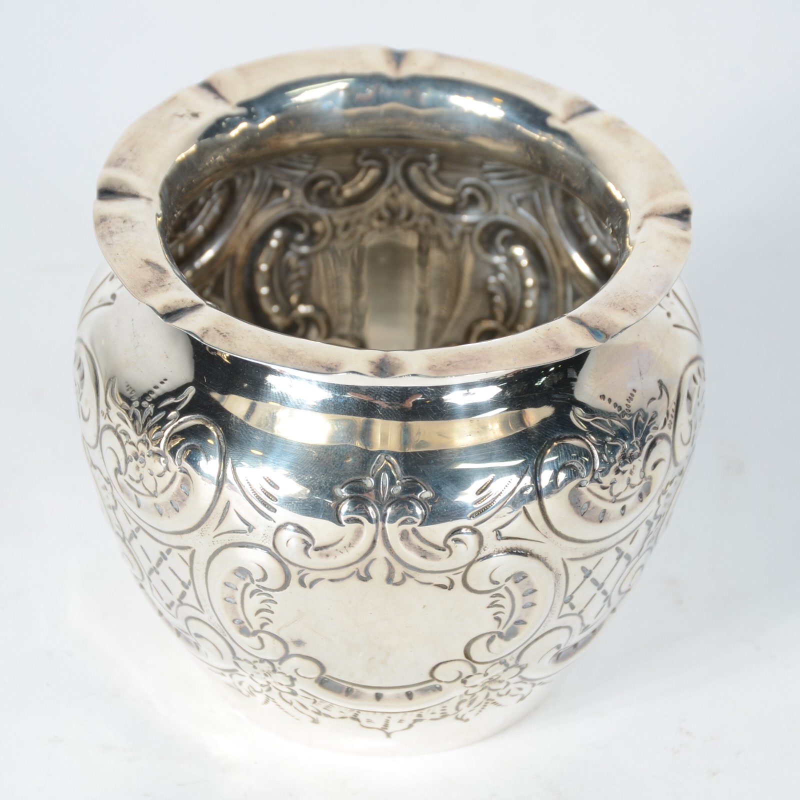Pequeno vaso em prata inglesa contrastada, trabalhado com cinzelados... - foto 2 de 5