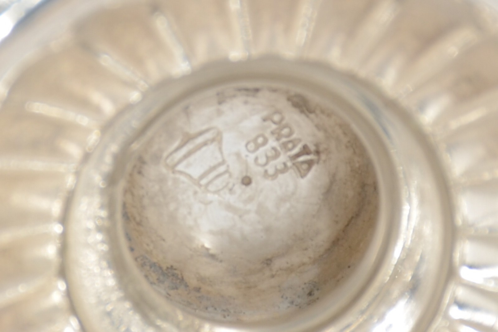 Par de pequenos vasos em prata de lei 833. Peso total 110g. (Por... - foto 5 de 5