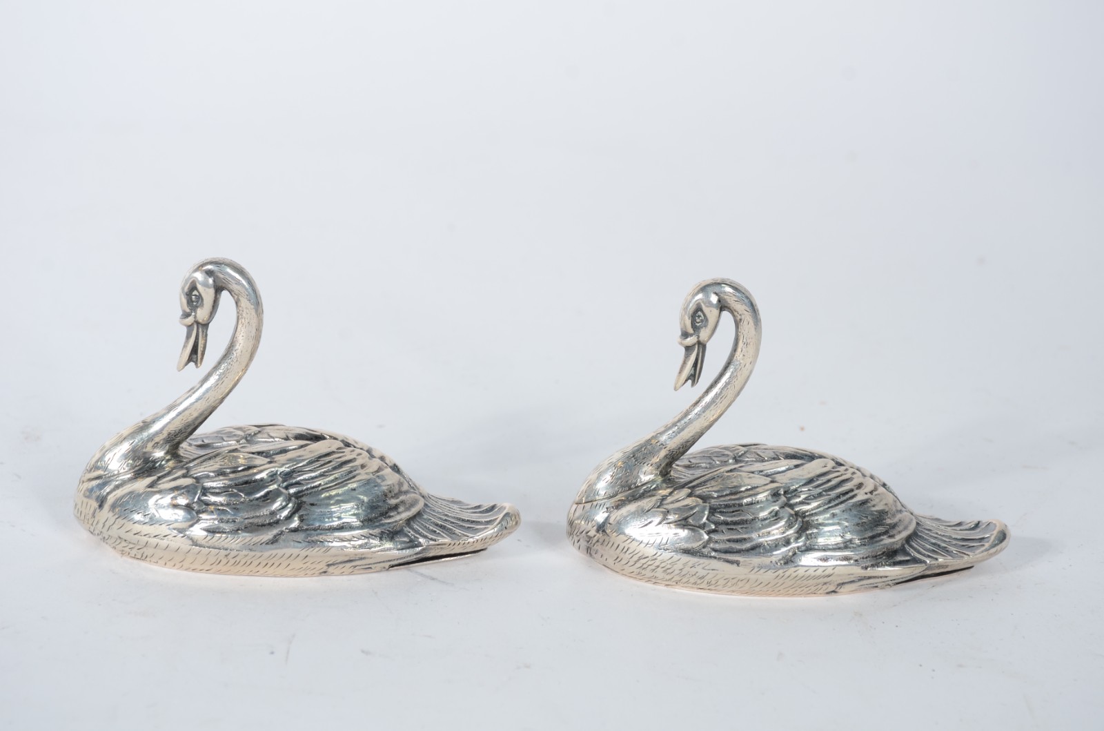 Par de paliteiros de prata de lei 833. Feitio cisnes. Peso da prata... - foto 2 de 7