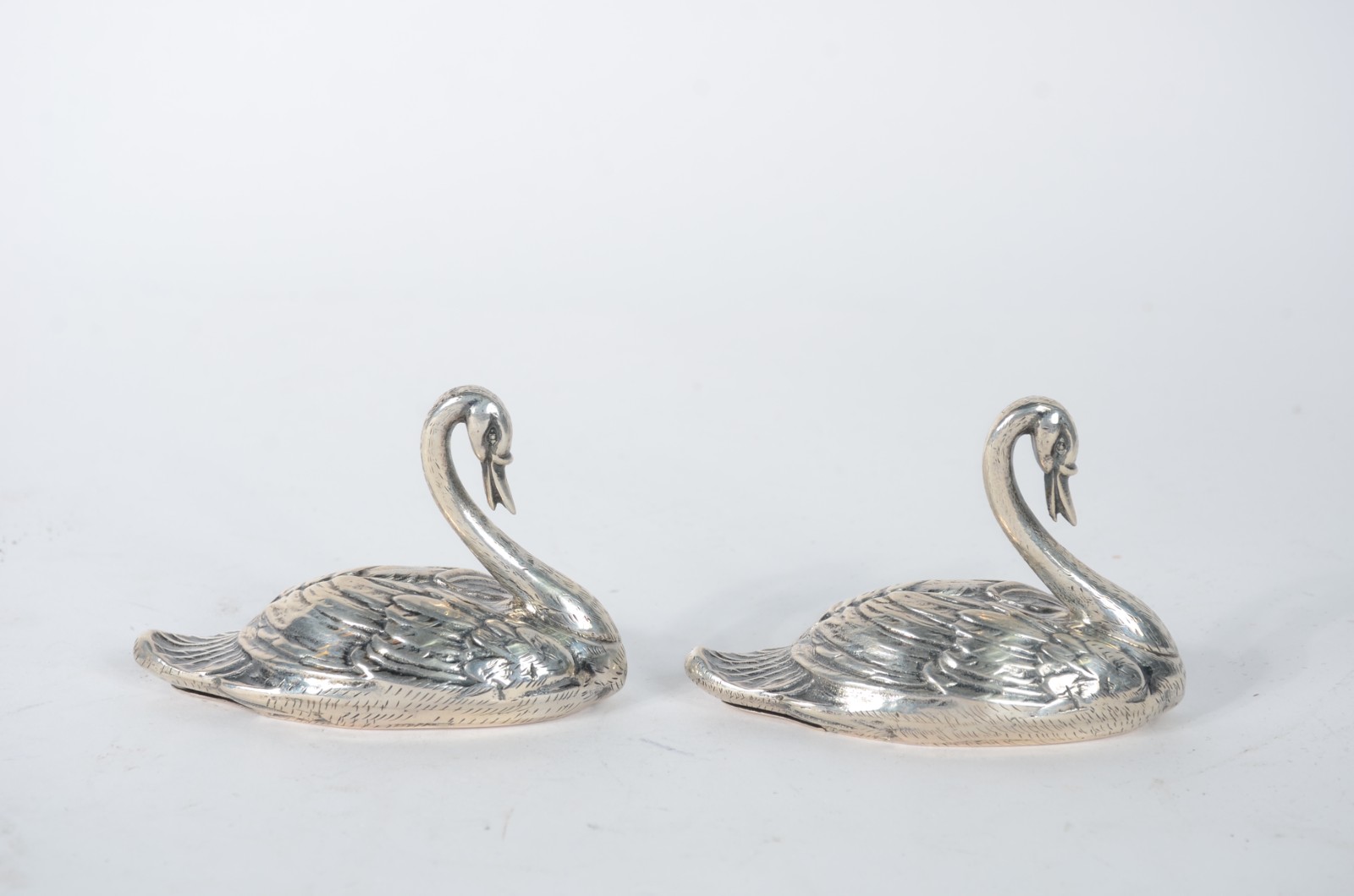 Par de paliteiros de prata de lei 833. Feitio cisnes. Peso da prata... - foto 3 de 7