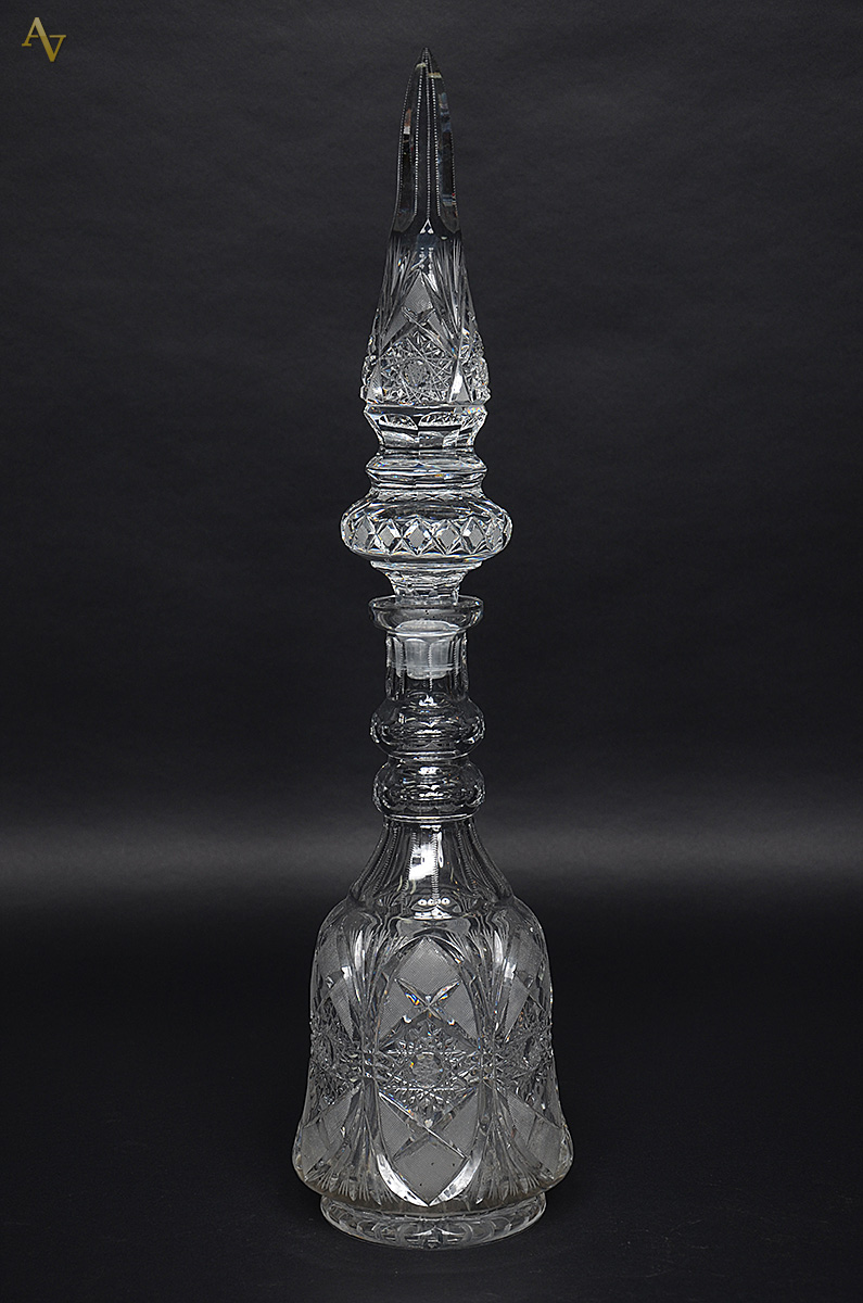 Grande garrafa de cristal tcheco lapidado. Altura 71 cm.
