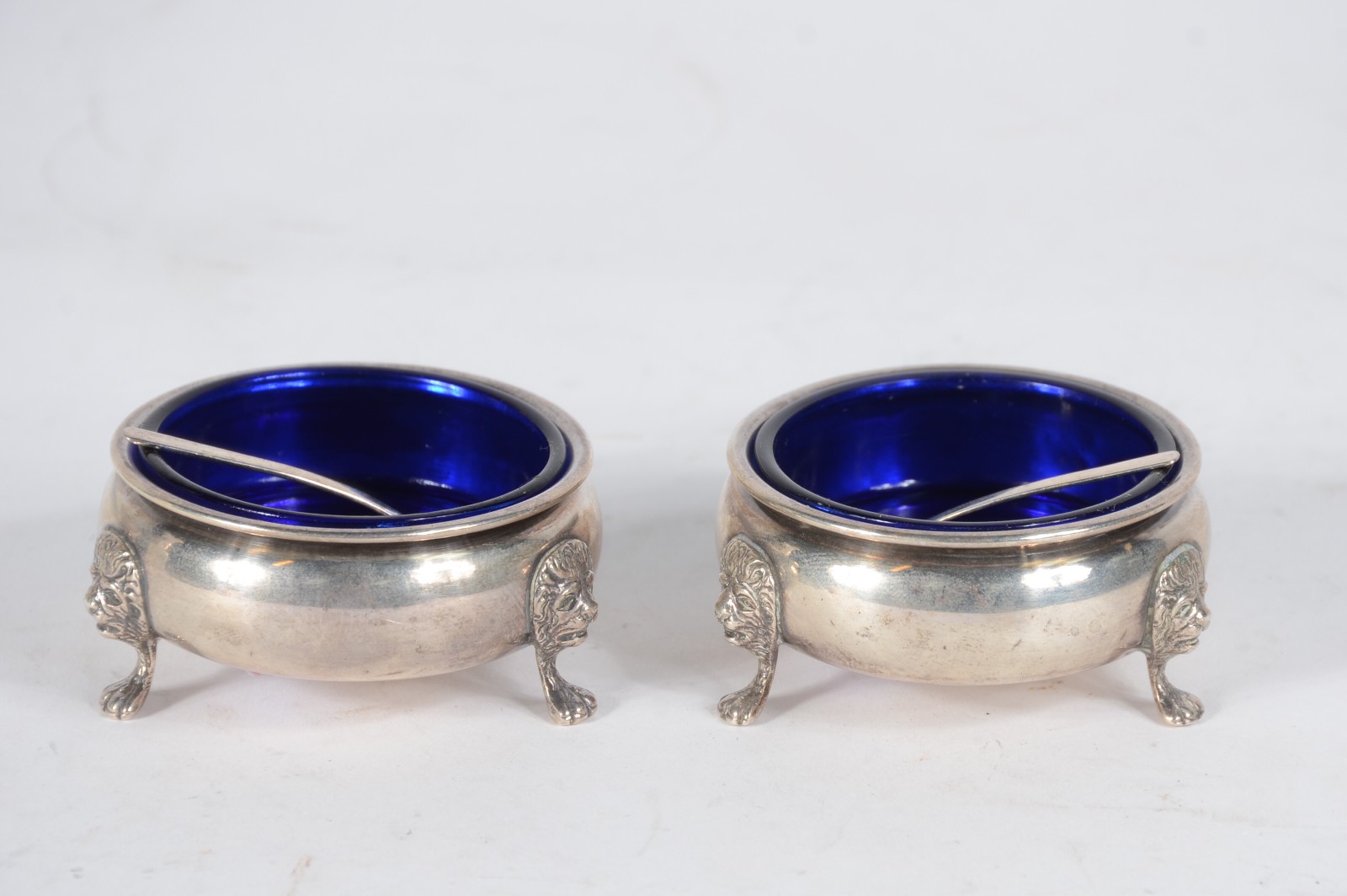 Par de pimenteiros de mesa de prata Sterling, interior com vidro azul... - foto 1 de 8