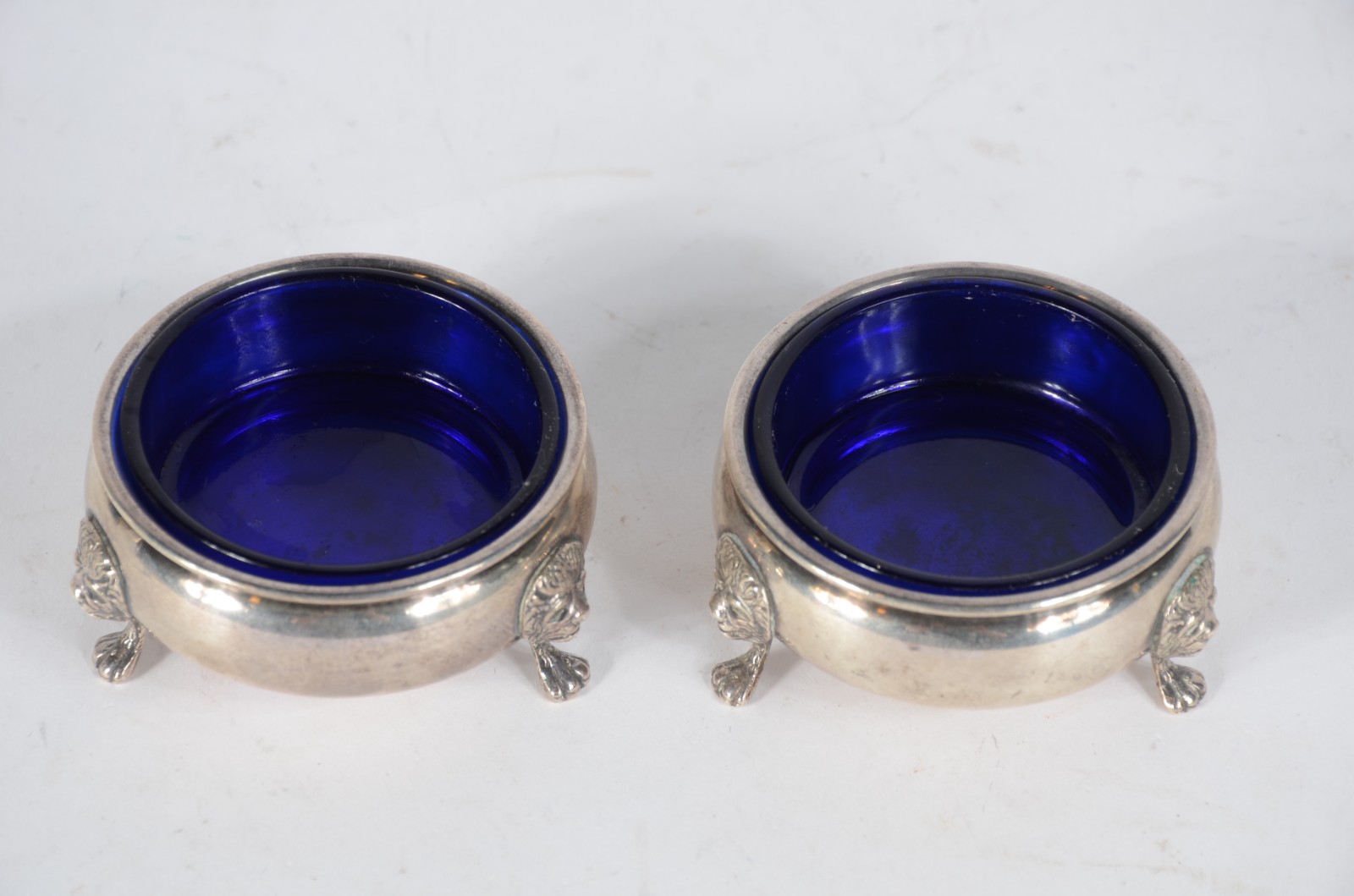 Par de pimenteiros de mesa de prata Sterling, interior com vidro azul... - foto 3 de 8
