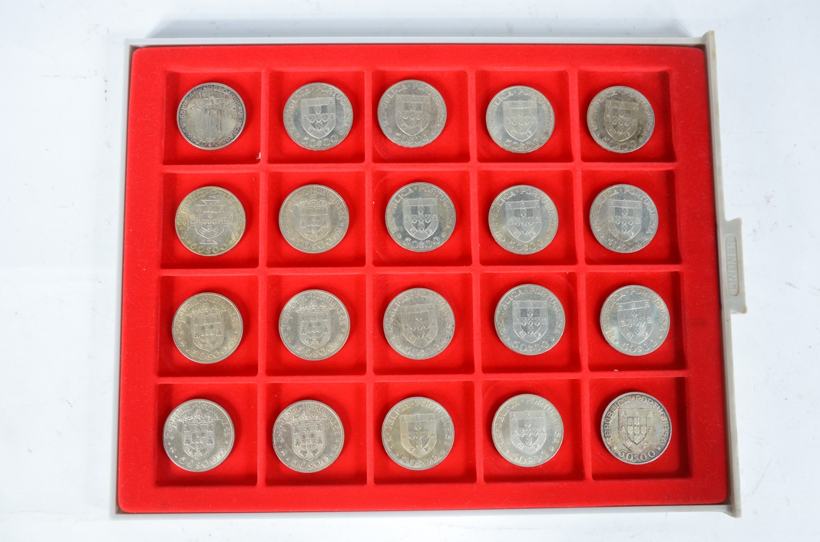 Coleção com 20 moedas portuguesas de prata, de 50 escudos cada, sendo... - foto 1 de 7
