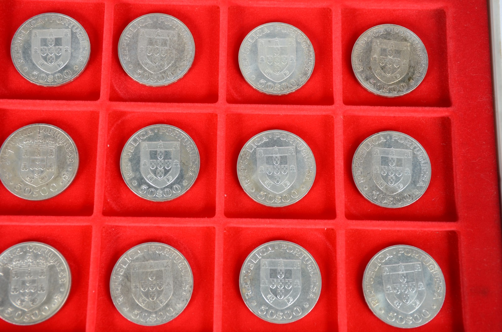 Coleção com 20 moedas portuguesas de prata, de 50 escudos cada, sendo... - foto 2 de 7