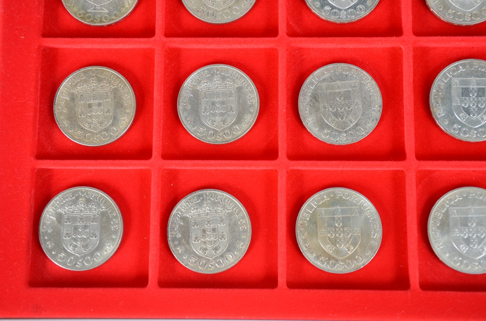 Coleção com 20 moedas portuguesas de prata, de 50 escudos cada, sendo... - foto 3 de 7