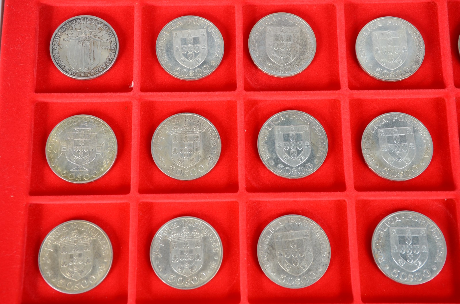 Coleção com 20 moedas portuguesas de prata, de 50 escudos cada, sendo... - foto 4 de 7