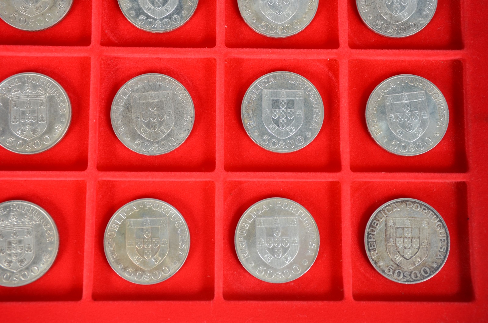 Coleção com 20 moedas portuguesas de prata, de 50 escudos cada, sendo... - foto 5 de 7
