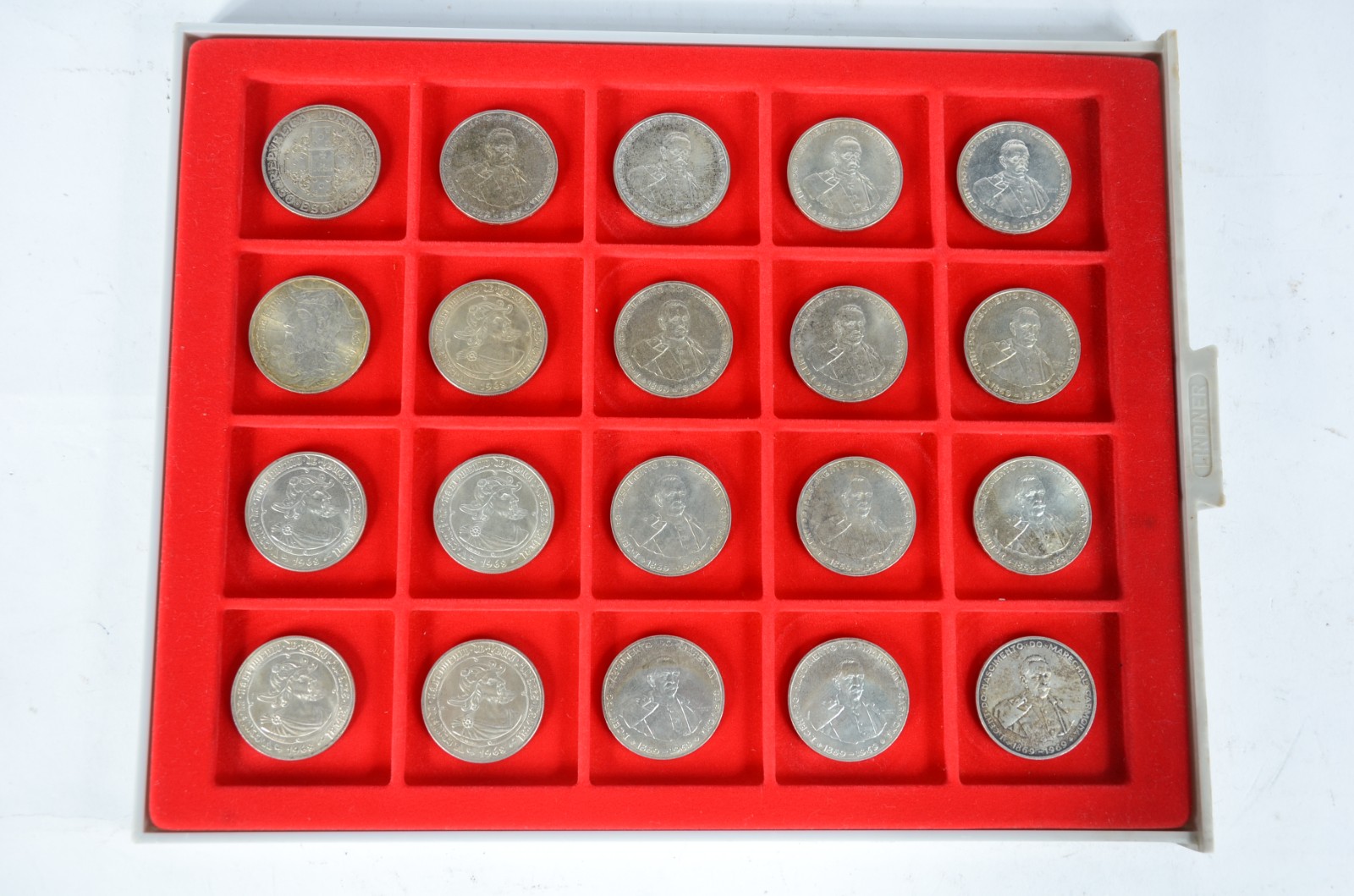 Coleção com 20 moedas portuguesas de prata, de 50 escudos cada, sendo... - foto 6 de 7
