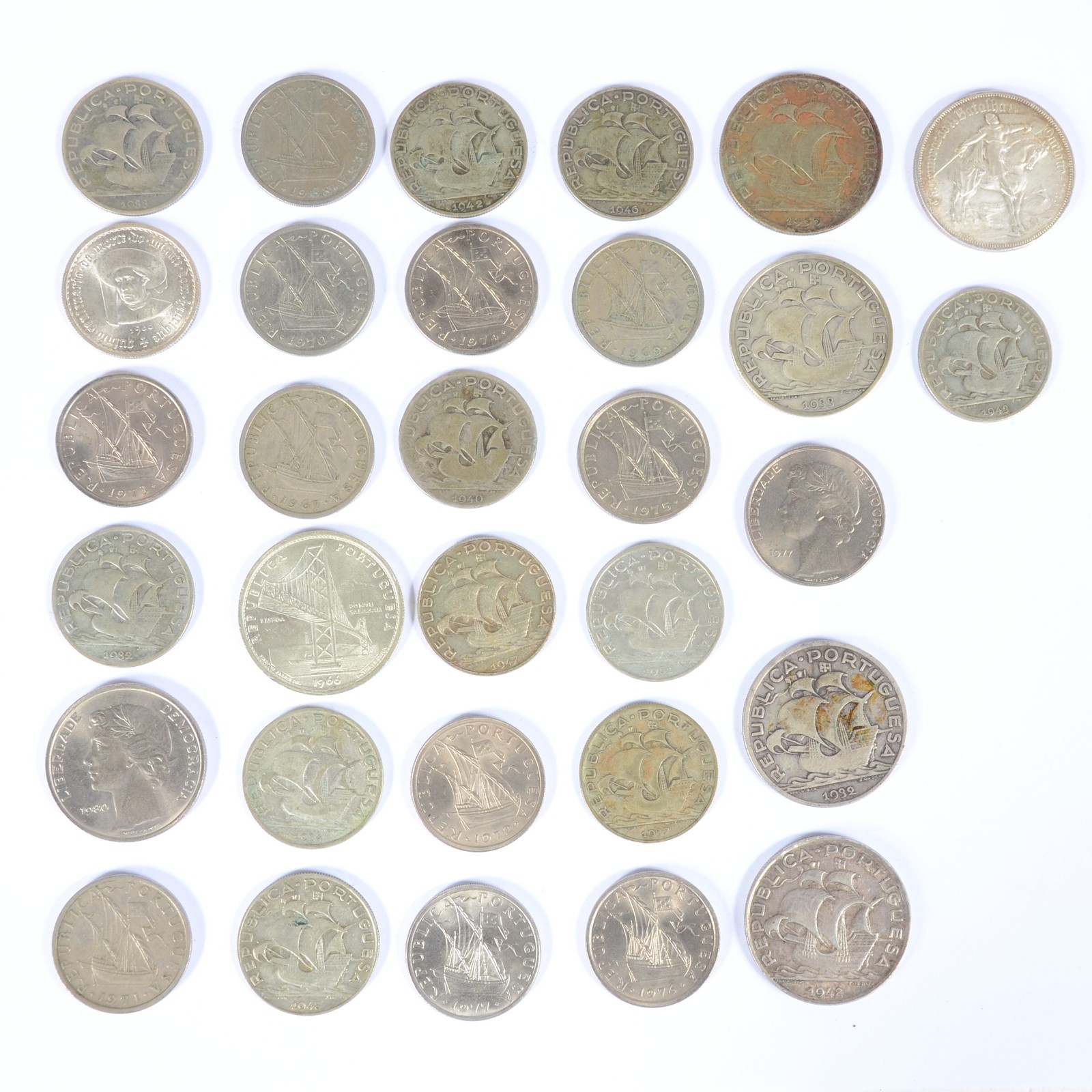 Coleção de moedas de prata, sendo: a) 5 de 10 escudos - datadas... - foto 1 de 2