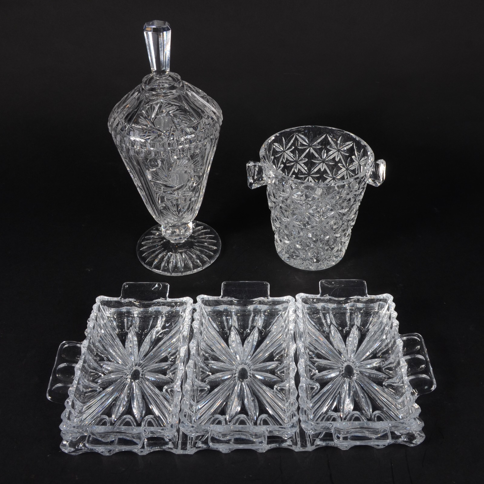 Tres peças de cristal tcheco lapidado, sendo: bomboniere; balde para... - foto 2 de 8