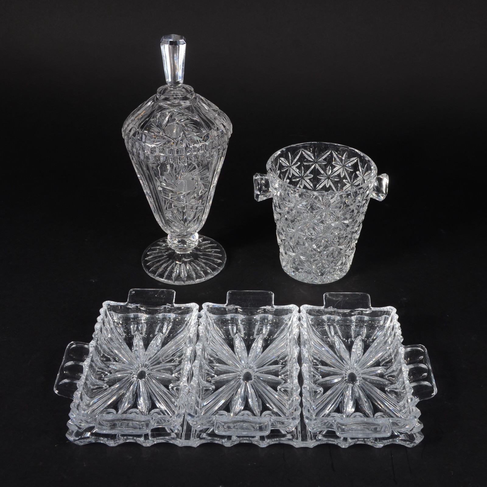 Tres peças de cristal tcheco lapidado, sendo: bomboniere; balde para... - foto 1 de 8