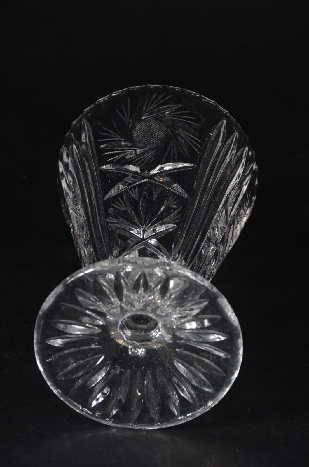 Tres peças de cristal tcheco lapidado, sendo: bomboniere; balde para... - foto 6 de 8