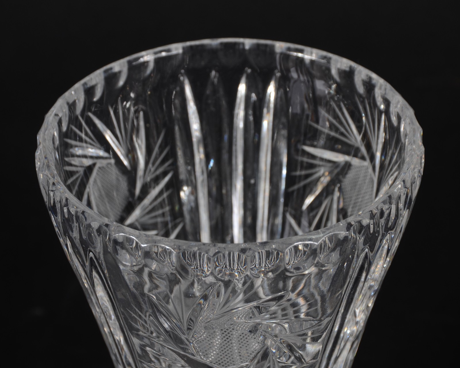Tres peças de cristal tcheco lapidado, sendo: bomboniere; balde para... - foto 7 de 8