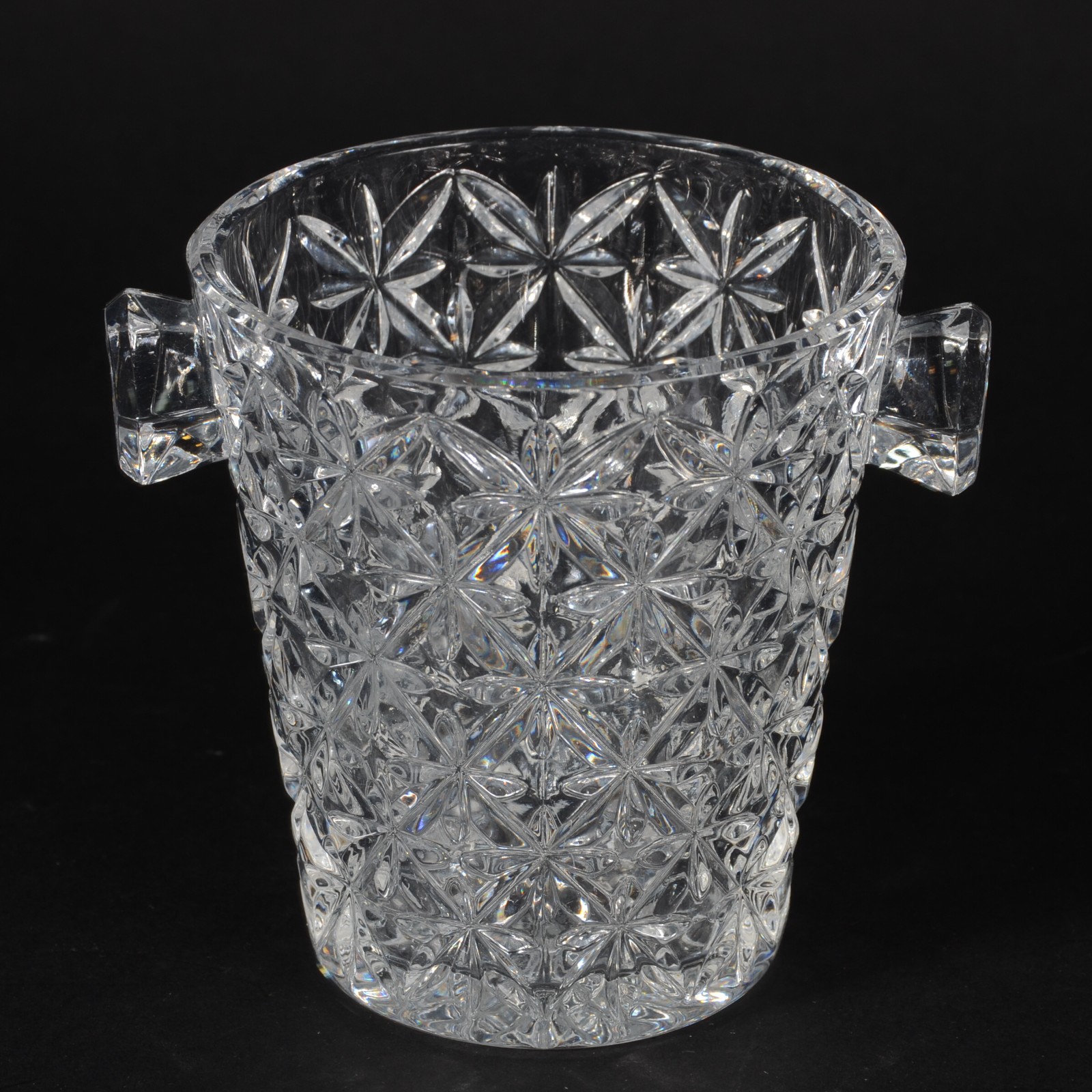 Tres peças de cristal tcheco lapidado, sendo: bomboniere; balde para... - foto 4 de 8