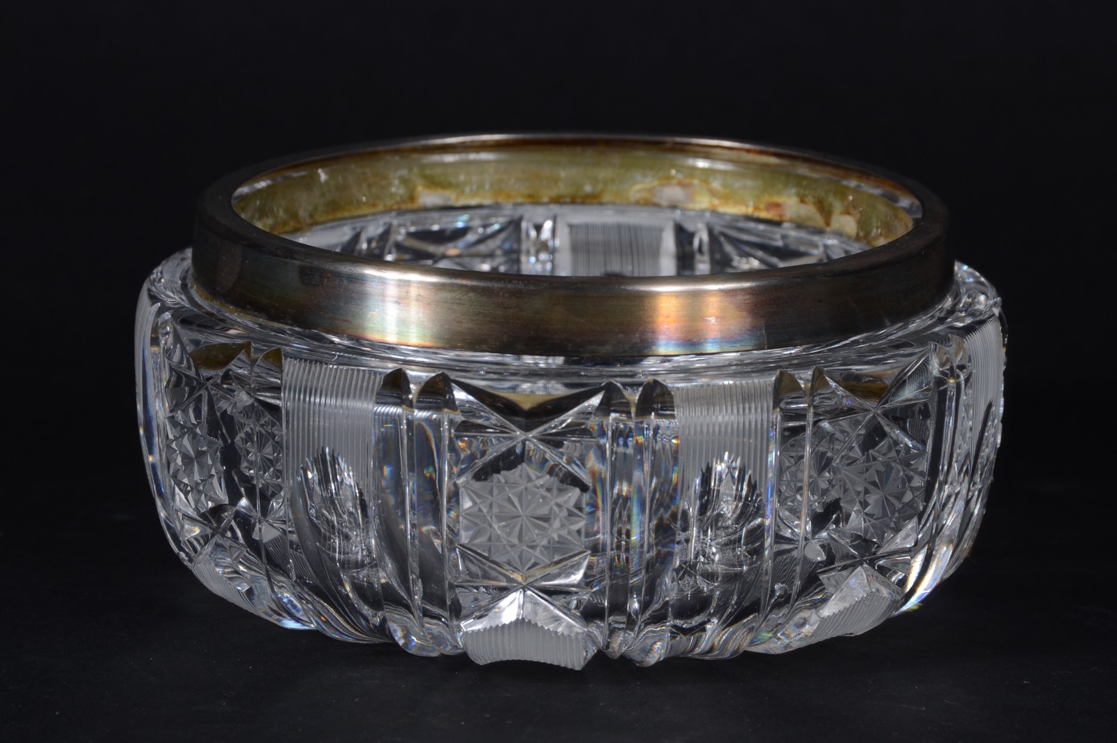 Bowl de cristal tcheco lapidado com borda de metal prateado. - foto 1 de 3