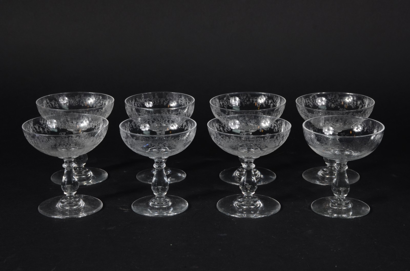 Conjunto com 8 taças para champagne de cristal europeu lavrado com... - foto 1 de 4