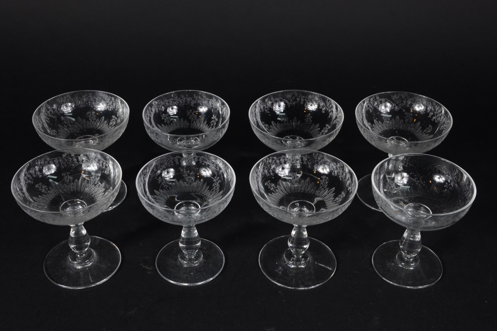 Conjunto com 8 taças para champagne de cristal europeu lavrado com... - foto 2 de 4