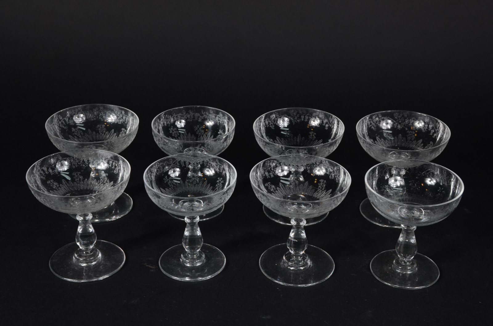 Conjunto com 8 taças para champagne de cristal europeu lavrado com... - foto 3 de 4
