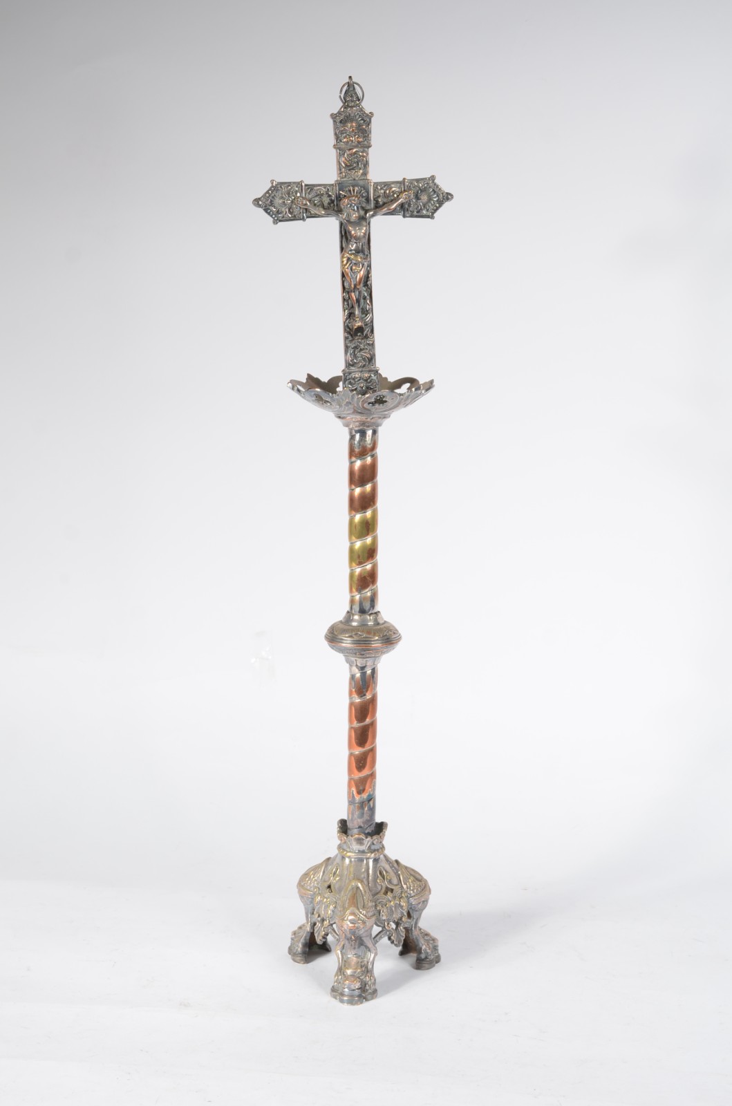 Castiçal de metal prateado encimado por figura de Cristo. Desgastes. - foto 1 de 6