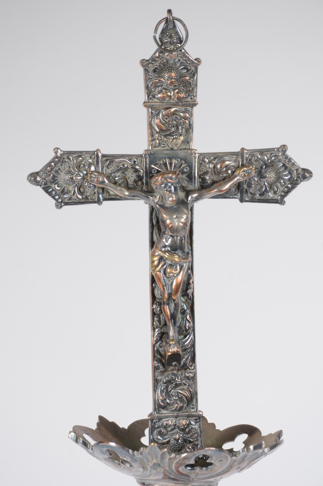 Castiçal de metal prateado encimado por figura de Cristo. Desgastes. - foto 2 de 6
