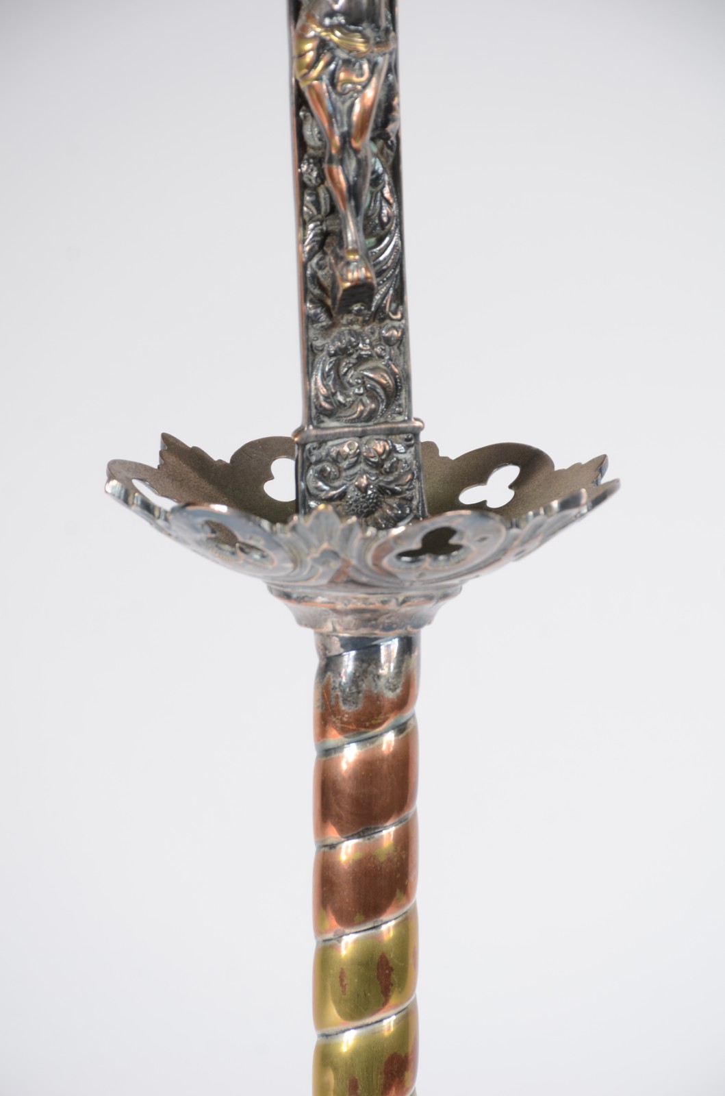 Castiçal de metal prateado encimado por figura de Cristo. Desgastes. - foto 4 de 6