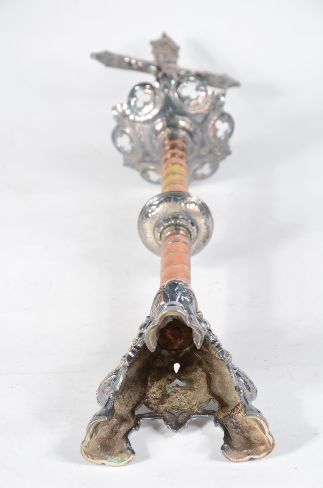 Castiçal de metal prateado encimado por figura de Cristo. Desgastes. - foto 5 de 6