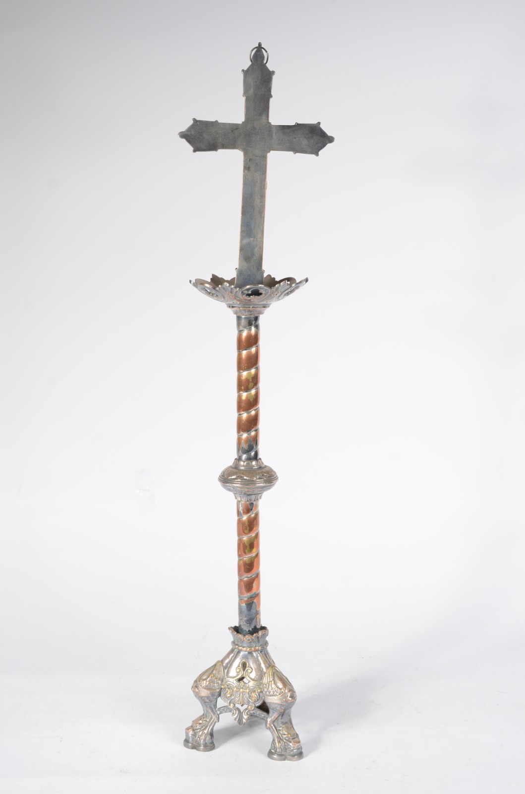 Castiçal de metal prateado encimado por figura de Cristo. Desgastes. - foto 6 de 6