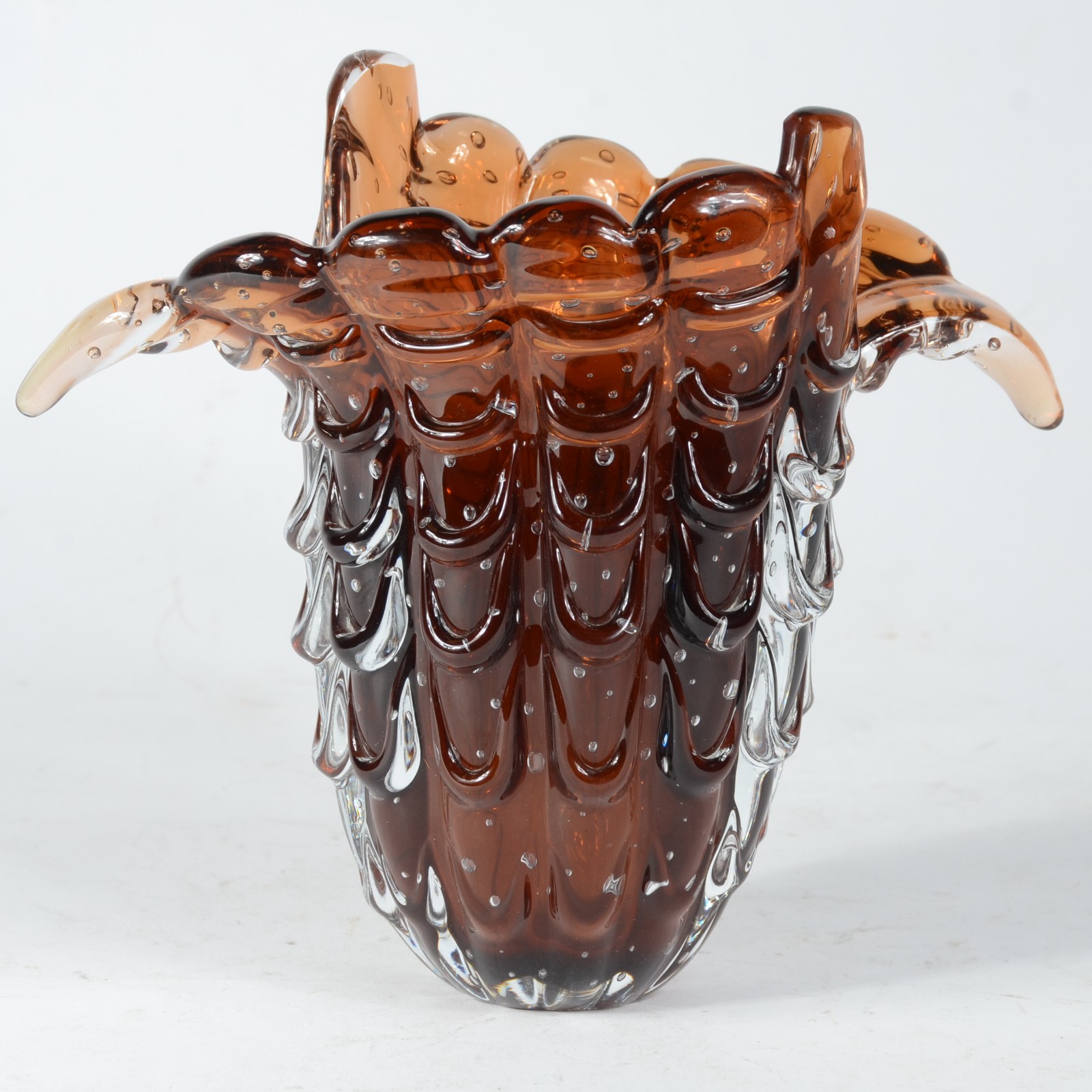 Vaso de murano na cor marrom com gomos em relevo e borda recortada em... - foto 1 de 5