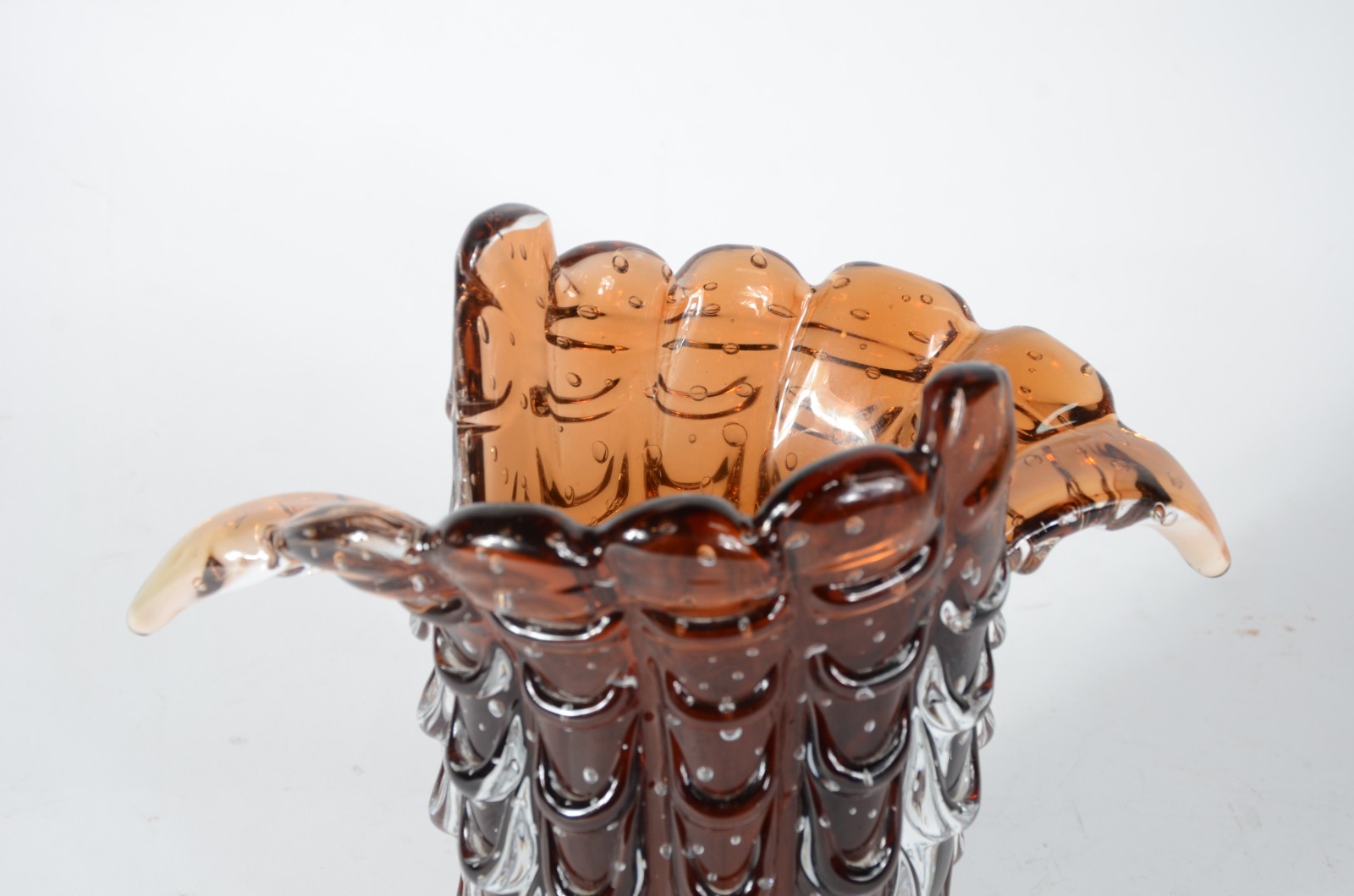 Vaso de murano na cor marrom com gomos em relevo e borda recortada em... - foto 2 de 5