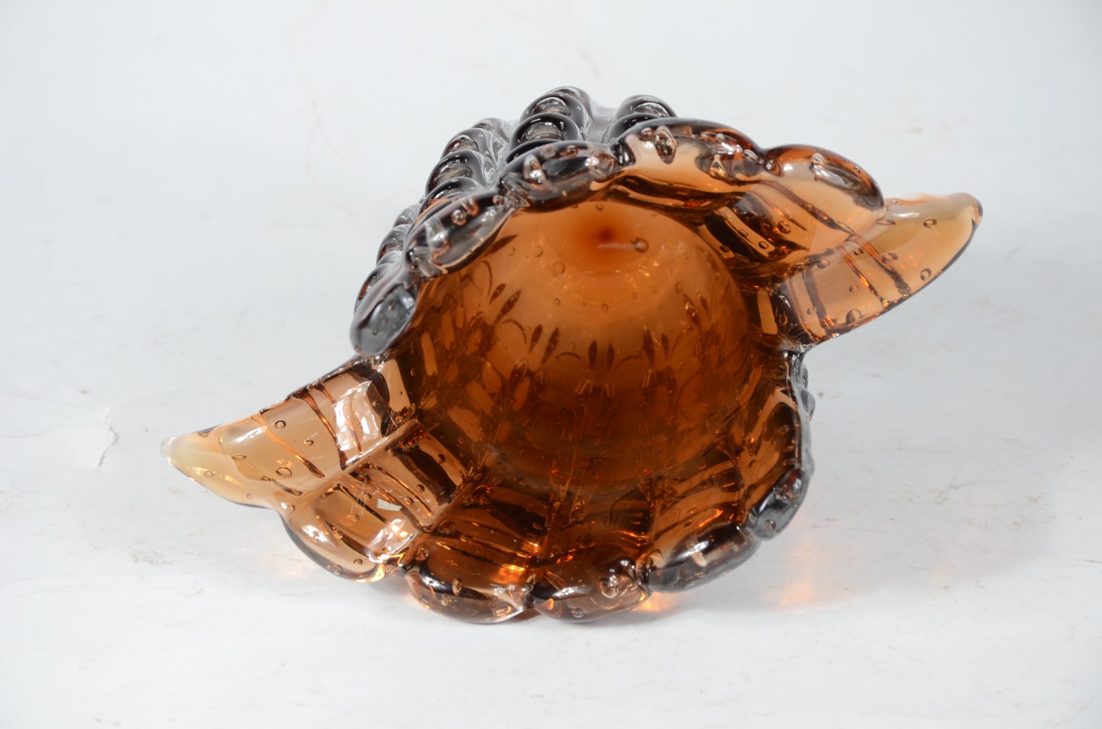 Vaso de murano na cor marrom com gomos em relevo e borda recortada em... - foto 3 de 5