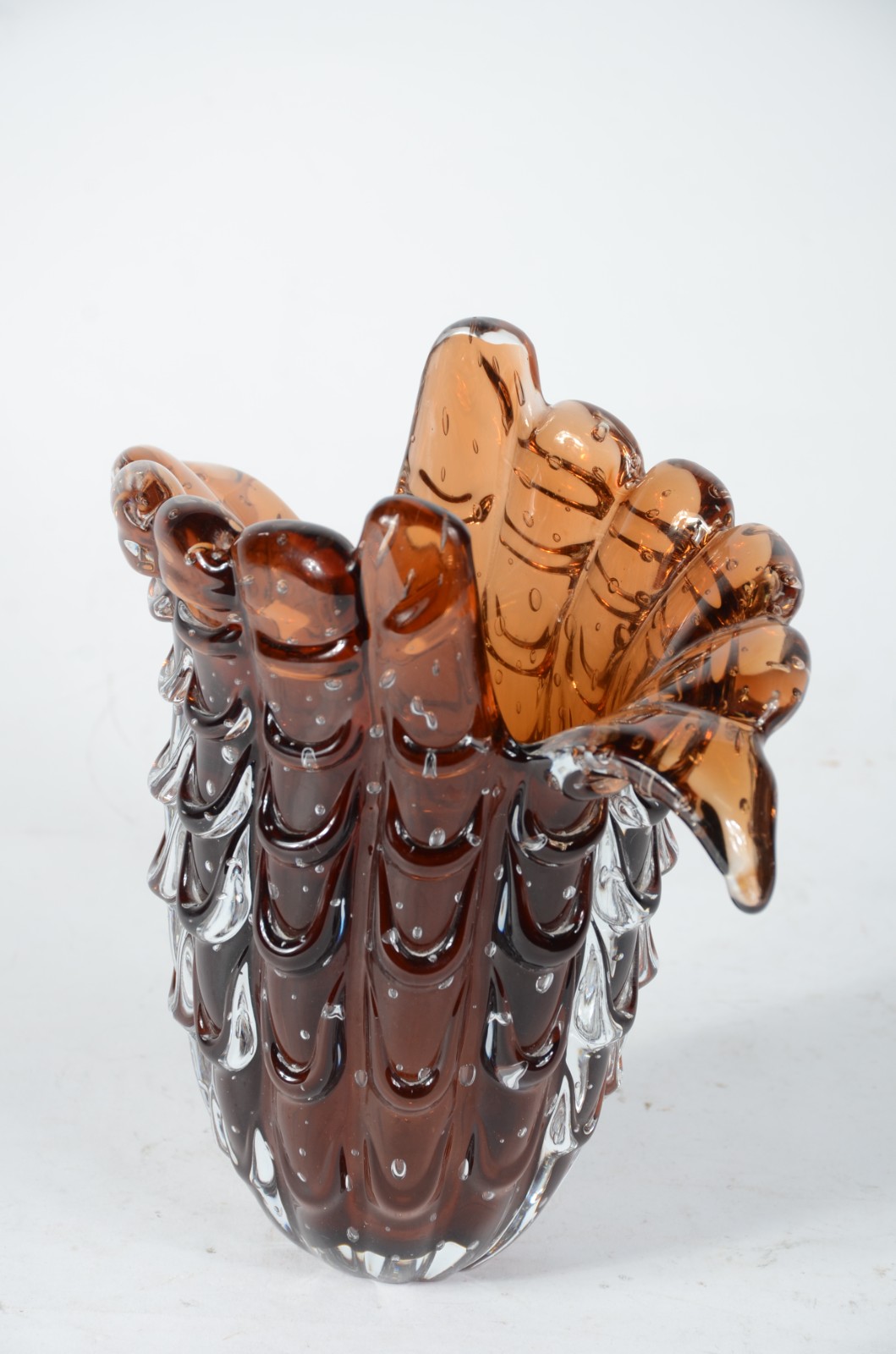 Vaso de murano na cor marrom com gomos em relevo e borda recortada em... - foto 5 de 5