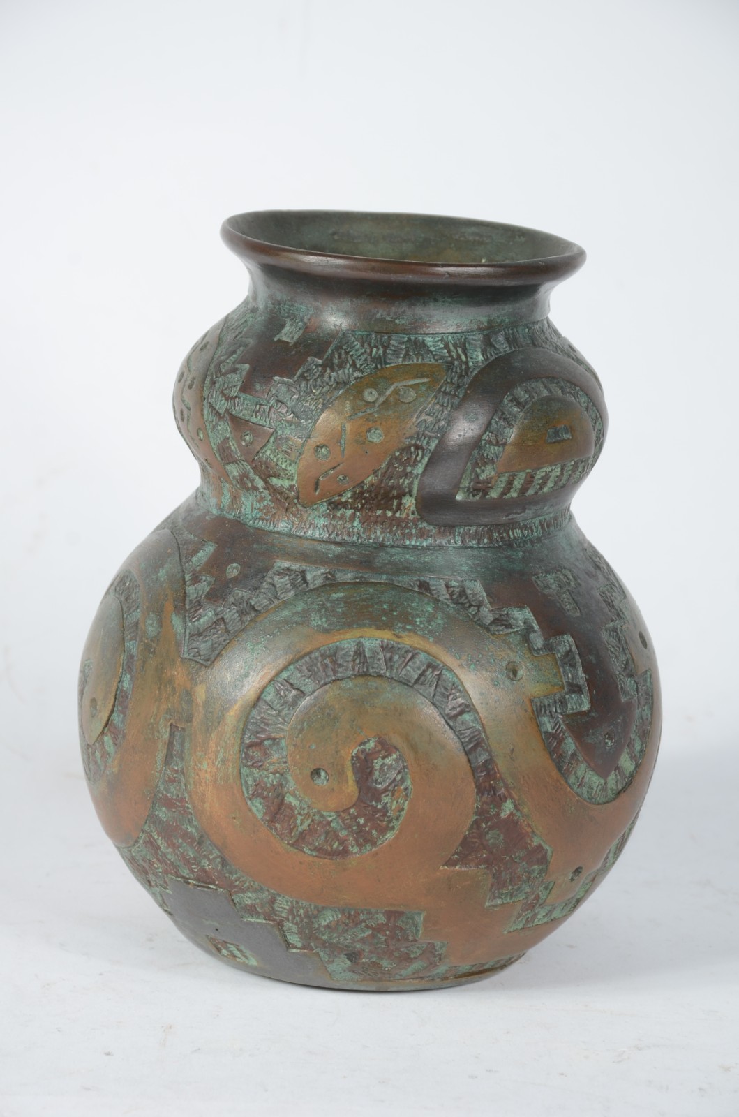 Vaso em bronze na forma de urna marajoara, assinado na base. - foto 2 de 5