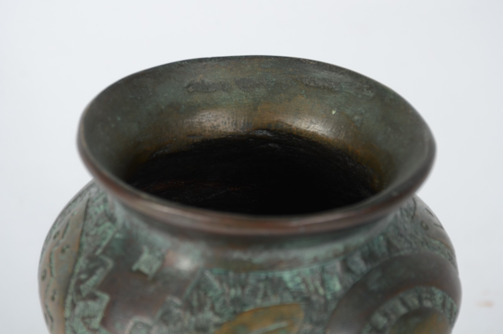 Vaso em bronze na forma de urna marajoara, assinado na base. - foto 3 de 5
