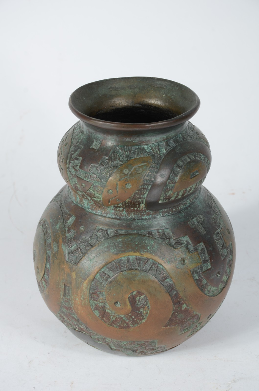 Vaso em bronze na forma de urna marajoara, assinado na base. - foto 1 de 5