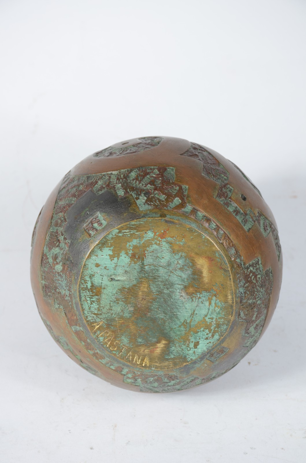 Vaso em bronze na forma de urna marajoara, assinado na base. - foto 4 de 5