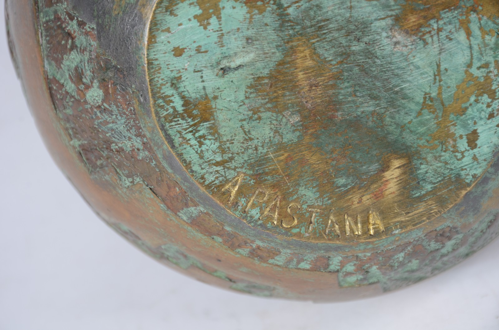 Vaso em bronze na forma de urna marajoara, assinado na base. - foto 5 de 5